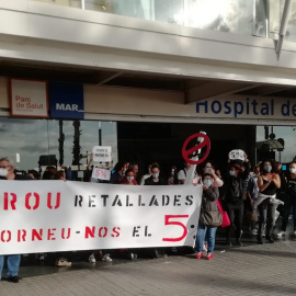Professionals sanitaris protestant davant de l'Hospital del Mar. CGT Sanitat.