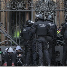 Intervenció policial contra els manifestants que feien una asseguda davant el TSJC el 23 de febrer de 2018. @Encausades_TSJC