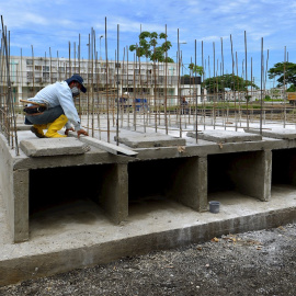 15/04/2020.- Un trabajador construye tumbas para las víctimas mortales de la covid-19 en Guayaquil (Ecuador). / EFE - MARCOS PIN