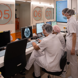 Professionals sanitaris a l'Hospital Clínic. FRANCISCO AVIA / HOSPITAL CLÍNIC