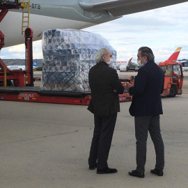 Los consejeros de Sanidad e Interior, Justicia y Víctimas (Enrique Ruiz Escudero y Enrique López) en la pista en la que ha aterrizado el avión con material sanitario./ Jairo Vargas
