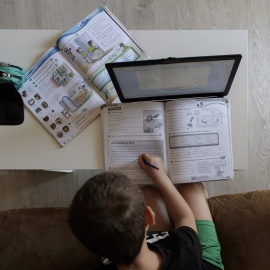 Un alumno de primaria hace los deberes de la asignatura de Inglés con varios libros y un ordenador a menos de un mes de terminar en casa el curso escolar 2019-2020 por la pandemia del Covid-19, en Madrid (España) a 20 de mayo de 2020.
20 MAYO 2020 EDUC