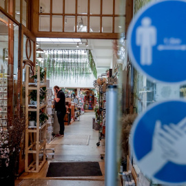 08/05 / 2020.- Etiquetas  recuerdan el distanciamiento social y los estándares de higiene en una tienda de Bruselas (Béelgica). / EFE - STEPHANIE LECOCQ