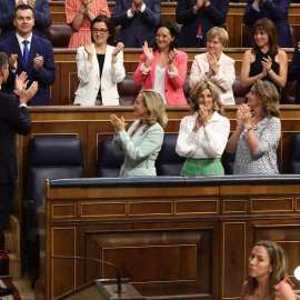 La bancada socialista aplaude al presidente del Gobierno, Pedro Sánchez, tras su intervención en la primera jornada del Debate sobre el Estado de la Nación, en el Congreso de los Diputados. E.P./Eduardo Parra