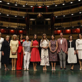  La reina Letizia y Begoña Gómez junto a los acompañantes de los mandatarios que asisten a la cumbre de la OTAN. EFE/ Ballesteros