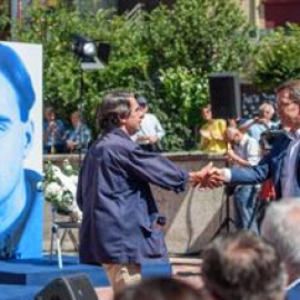 ERMUA (VIZCAYA), 09/07/2022.- El presidente del PP, Alberto Núñez Feijóo (d), y el ex presidente del Gobierno José María Aznar participan en el homenaje a Miguel Ángel Blanco. - Agencia EFE