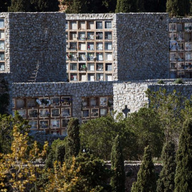Vista del cementiri de Montjuïc aquest diumenge, quinzè dia d'estat d'alarma per pandèmia de coronavirus.EFE/Alejandro García