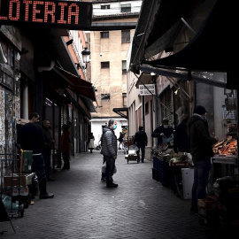 29/03/2020 - Un hombre espera su turno en una frutería del Mercado de Antón Martín en Madrid. / EFE - ANA MÁRQUEZ