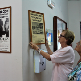 Las responsables de la coordinadora antidroga Despierta muestran cuadros de las primeras manifestaciones de la organización. / ALFONSO TORRES