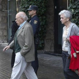 Jordi Pujol y Marta Ferrusola salen de casa tras un registro policial, en una imagen de archivo. EFE
