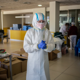 Una voluntària de l'ONG Proactiva Open Arms en la Residència Geriàtrica Redós de Sant Pere de Ribes on estan realitzant tests ràpids de Covid-19 a residents i treballadors sanitaris dins d'un assaig clínic realitzat a treballadors de centres de majo