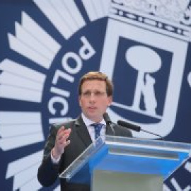 Los "mimos" de Almeida a la Policía Municipal: pistolas táser, porras extensibles y unidades de drones