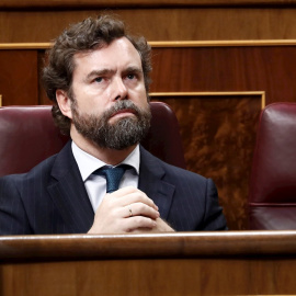 25/03/2020.- El portavoz de Vox, Iván Espinosa de los Monteros, asiste en el Congreso a la comparecencia del presidente del Gobierno, Pedro Sánchez, de la semana pasada. EFE/Marisca
