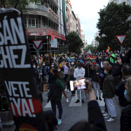 13/05/2020.- Vecinos del madrileño barrio de Salamanca participan en una protesta contra el Gobierno por su gestión en la crisis del coronavirus, este miércoles en Madrid. / EFE - RODRIGO JIMÉNEZ
