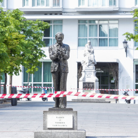 Estatua de Federico García Lorca en la plaza de Santa Ana de Madrid. E.P./Ricardo Rubio