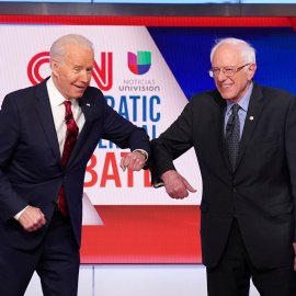 Joe Biden y Bernie Sanders se saludan antes de un debate en Washington el pasado 15 de marzo. REUTERS