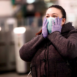 Una mujer se protege con una mascarilla. EFE/Mariscal/Archivo