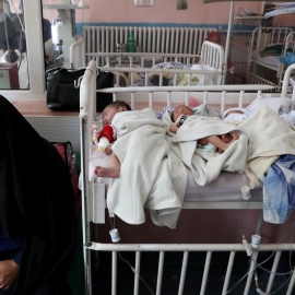 Niños recién nacidos que perdieron a sus madres durante el ataque del 12 de mayo en el hospital hospital de MSF en Kunduz. REUTERS / Omar Sobhani / Archivo