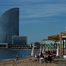 Aspecto de uno de los chiringuitos de la playa de la Barceloneta ayer viernes. EFE/Enric Fontcuberta
