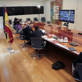 Pedro Sánchez conversa con el ministro de Sanidad, Salvador Illa durante la videoconferencia de presidentes autonómicos. EFE/Moncloa/Jose María Cuadrado Jiménez Pool