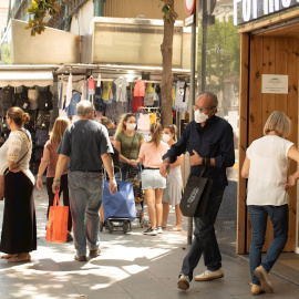 Aspecto del eje comercial de Creucoberta de Barcelona, este miércoles, mientras se sigue con atención la evolución de las buenas cifras epidemiológicas para confirmar que el próximo lunes toda Cataluña pueda progresar en el proceso de desescalada, m