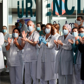 Personal sanitario de las urgencias del Hospital Universitario Lucus Augusti (HULA), en Lugo, devuelve el aplauso a los ciudadanos. EFE/Eliseo Trigo/Archivo