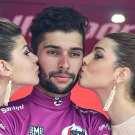 El ciclista Fernando Gaviria es besado por azafatas en el Giro de Italia
