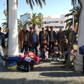Grupo de ciudadanos marroquíes en Melilla.