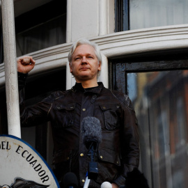 Assange, con el puño en alto en el balcón de la Embajada de Ecuador en Londres. REUTERS/Peter Nicholls