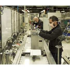 Un operari de Seat treballant en un prototip de respirador. SEAT