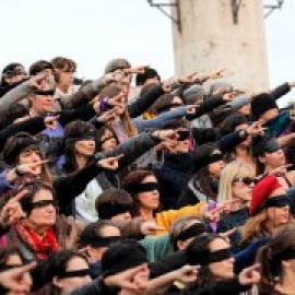 Más de 200 feministas adaptan al valenciano la coreografía contra el patriarcado 'Un violador en tu camino'