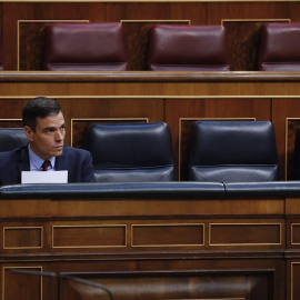 El presidente del Gobierno, Pedro Sánchez, en su escaño durante el pleno del Congreso en el que se debate de la quinta prórroga del estado de alarma. E.P./Pool