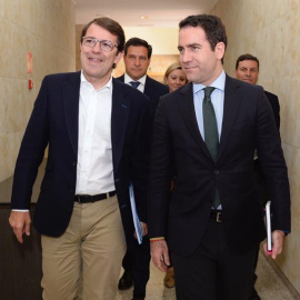 El candidato a la presidencia del PP, Alfonso Fernández Mañueco (i), a su llegada con el secretario general del PP, Teodoro García Egea (d), a la primera reunión formal sobre la gobernabilidad de Castilla y León tras las elecciones del pasado 26 de m
