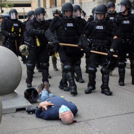 Martin Gugino yace en el suelo después de ser empujado por dos agentes de policía de Buffalo, Nueva York, durante una protesta contra la muerte bajo custodia policial de George Floyd en Minneapolis. Reuters