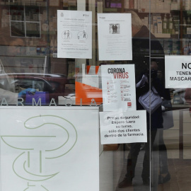 Escaparate de una farmacia en Madrid que avisa que se han quedado sin mascarillas. EFE/Ballesteros