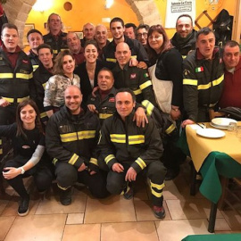Las propietarias y personal del restaurante con un grupo de bomberos que habitualmente come allí