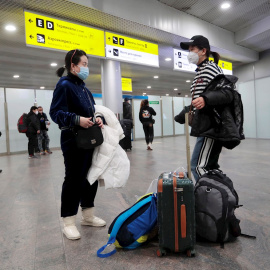 Imagen de unos turistas en un aeropuerto. EFE/EPA/Sergei Chirikov