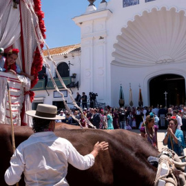 Rocieros de la Hermandad de Triana (Sevilla), en El Rocío este sábado. EFE/Julián Pérez