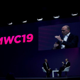 El consejero delegado de Vodafone, Nick Read, conversa con el director general de GSMA, Mats Granryd, durante las conferencias inaugurales del Mobile World Congress (MWC),  EFE/Alberto Estévez