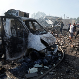 Varias personas recogen escombros en un ataque aéreo sobre el mercado de Kramatorsk, en Ucrania.- Ammar Awad / Reuters