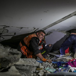  Un hombre busca entre los escombros tras un bombardeo en Gaza este domingo. EFE/EPA/MOHAMMED SABER