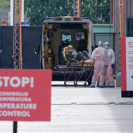 Contagiados por coronavirus ingresan en un hospital en Turín. / ALESSANDRO DI MARCO (EFE)