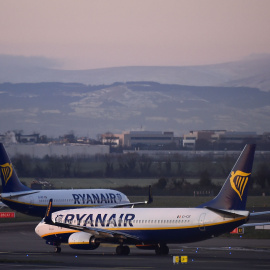 Un avión de Ryanair a punto de despegar.- REUTERS