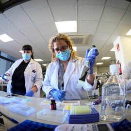 12/05/2020.- Laboratorio de la empresa de biotecnología Eurofins Ingenasa en Madrid, este martes, donde desarrollan y producen test para la detección del Covid 19. EFE/Fernando Villar