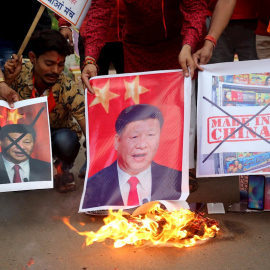 Manifestantes gritan consignas y queman retratos del presidente chino, Xi Jinping, en Bhopal (India),  tras conocerse la muerte de los soldados indios. - EFE