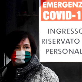 02/04/2020.- Una mujer lleva una mascarilla en un hospital de Nápoles, Italia. EFE/Ciro Fusco