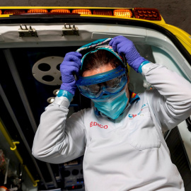 Miembros del equipo sanitarios del Suma realizan el proceso de colocación y retiro de un Epi completo durante su guardia de 24 horas en el Centro de Salud Las Aguilas en Madrid. EFE/Rodrigo Jiménez