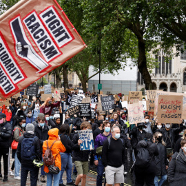 Cientos de manifestantes británicos protestan en Londres contra la brutalidad policial que acabó con la vida de George Floyd. | Reuters. John Sibley