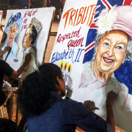  Los estudiantes de la Escuela de Arte Gurukul rinden homenaje a la difunta reina Isabel II de Gran Bretaña pintando dibujos de ella, en Mumbai, India, el 9 de septiembre de 2022.- EFE