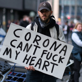 Manifestante en Berlín contra las imposiciones por el coronavirus. REUTERS/Christian Mang